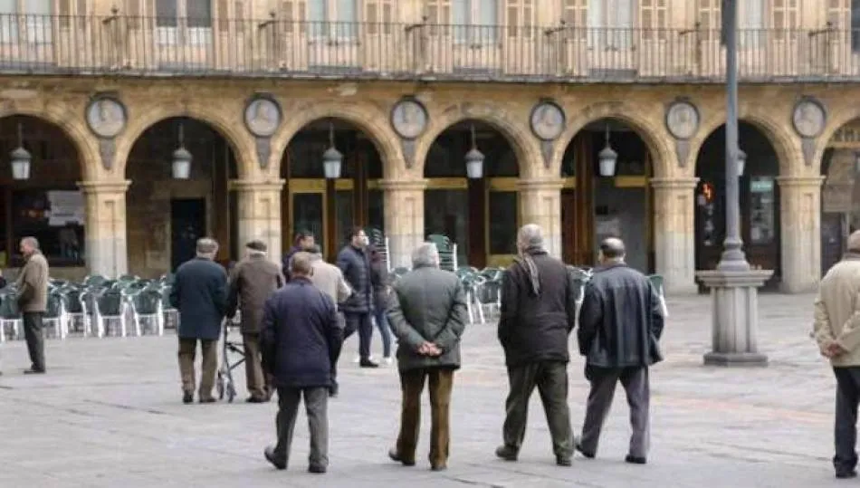 Grupo de personas mayores pasean por la Plaza Mayor / Archivo