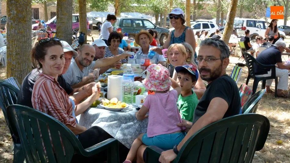 Foto 10 - Los sobradillenses disfrutan en la chopera de la gran paella de las fiestas de Santiago