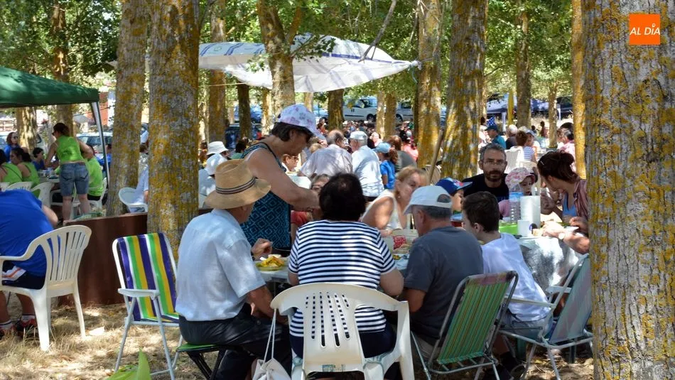 Foto 9 - Los sobradillenses disfrutan en la chopera de la gran paella de las fiestas de Santiago