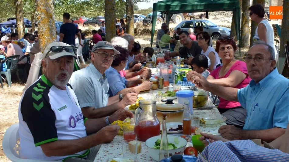 Foto 8 - Los sobradillenses disfrutan en la chopera de la gran paella de las fiestas de Santiago
