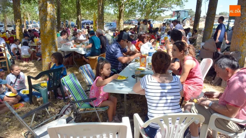 Foto 7 - Los sobradillenses disfrutan en la chopera de la gran paella de las fiestas de Santiago