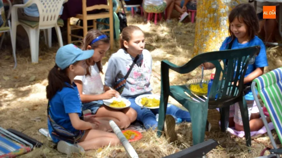 Foto 6 - Los sobradillenses disfrutan en la chopera de la gran paella de las fiestas de Santiago