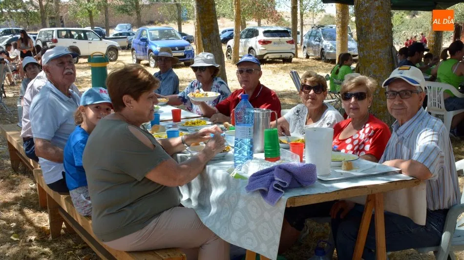 Foto 5 - Los sobradillenses disfrutan en la chopera de la gran paella de las fiestas de Santiago