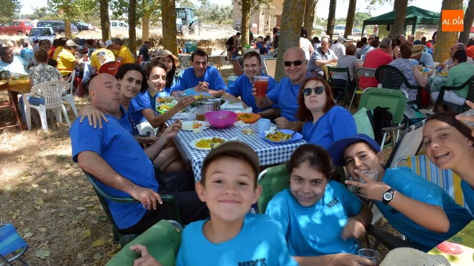 Foto 4 - Los sobradillenses disfrutan en la chopera de la gran paella de las fiestas de Santiago