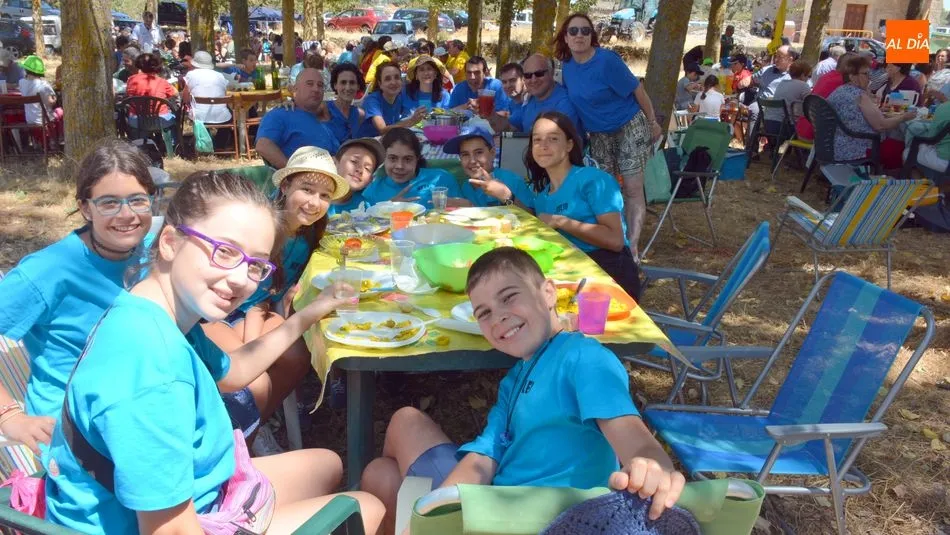 Foto 3 - Los sobradillenses disfrutan en la chopera de la gran paella de las fiestas de Santiago