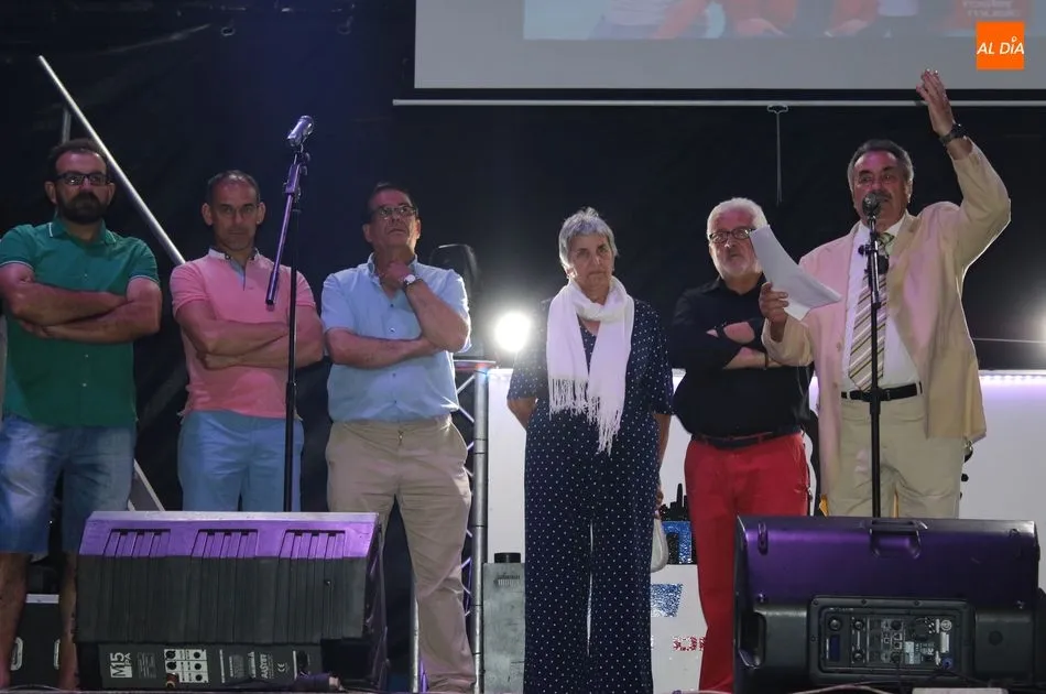 Foto 6 - Jos&eacute; Luis Lozano y Decai abren oficialmente las fiestas de Galinduste