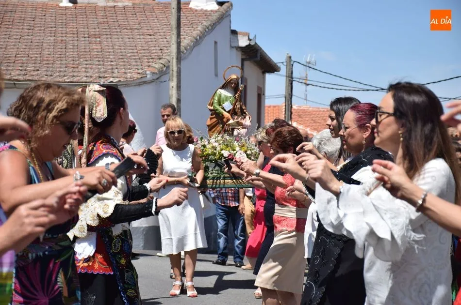 Las mujeres de Galinduste recibieron con bailes charros a Santa Ana