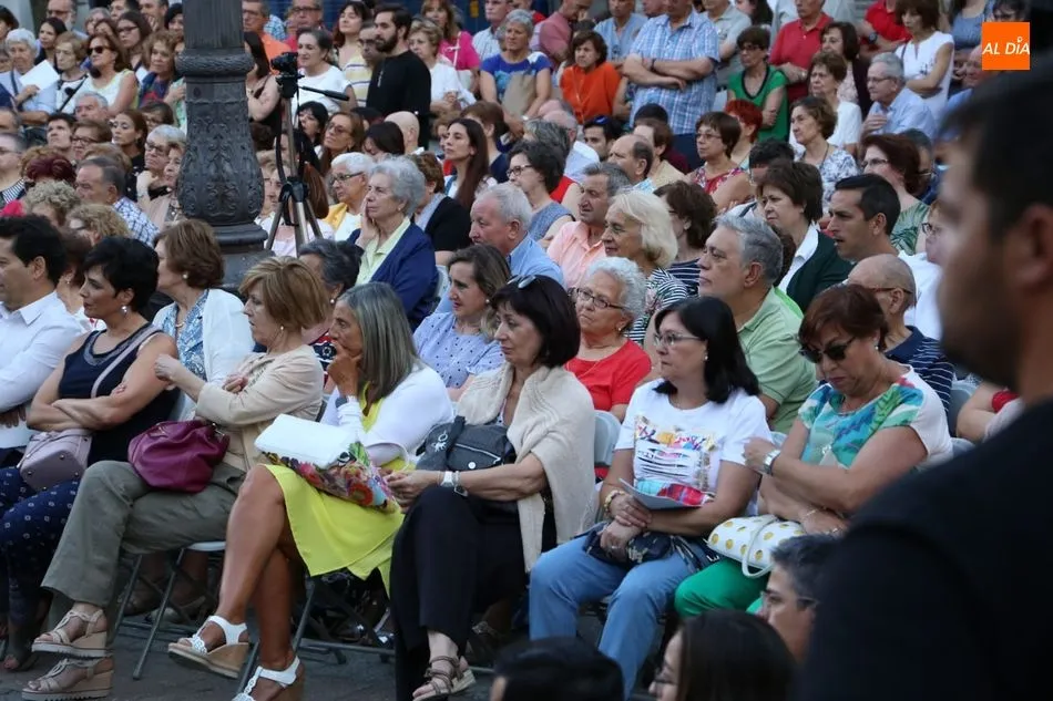 Foto 6 - &lsquo;Un lugar para Carmi&ntilde;a&rsquo; llena la plaza de los Bandos