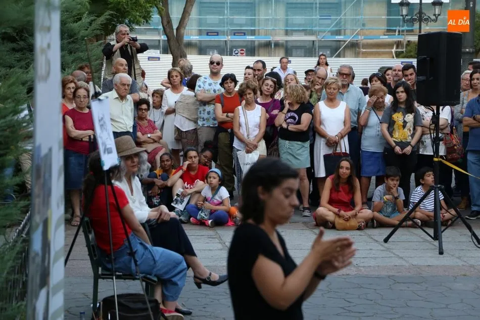 Foto 5 - &lsquo;Un lugar para Carmi&ntilde;a&rsquo; llena la plaza de los Bandos