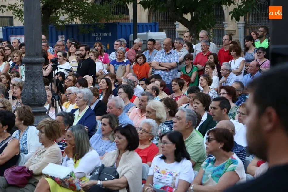 Foto 3 - &lsquo;Un lugar para Carmi&ntilde;a&rsquo; llena la plaza de los Bandos