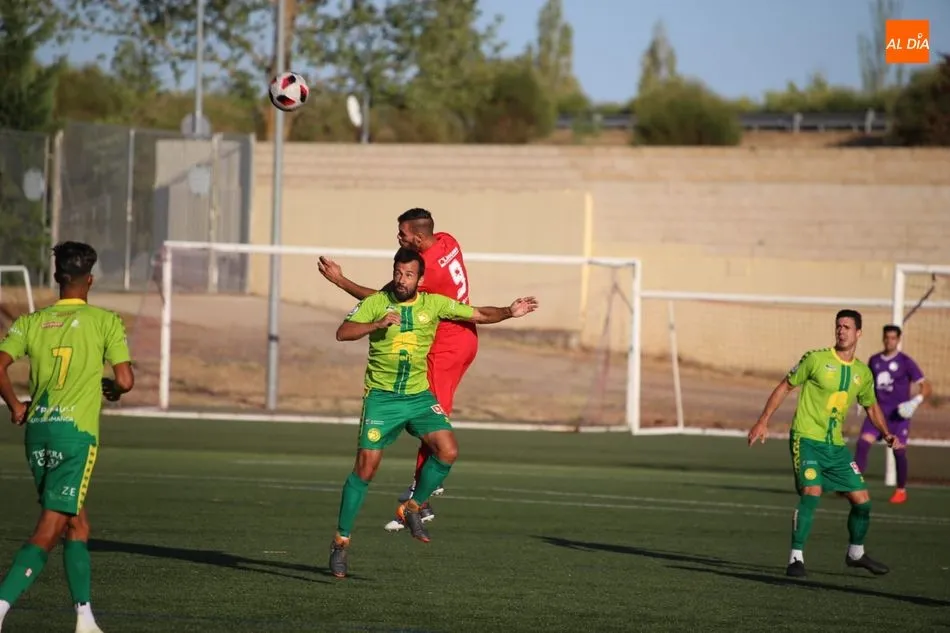Foto 7 - El Santa Marta y Unionistas firman las tablas y cogen ritmo en el San Casto (1-1)