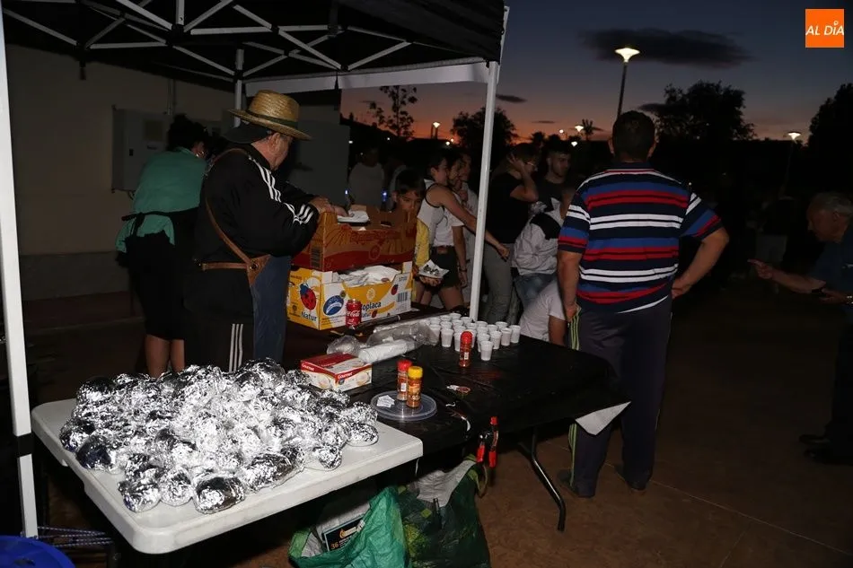Foto 9 - Santiz disfruta de su semana cultural con una degustaci&oacute;n de patatas asadas con jam&oacute;n