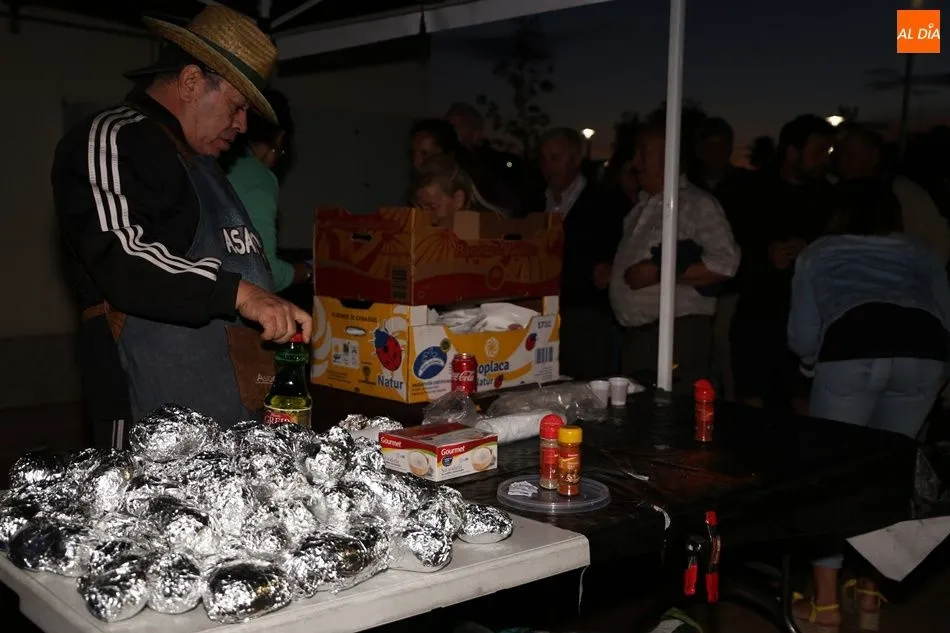 Foto 5 - Santiz disfruta de su semana cultural con una degustaci&oacute;n de patatas asadas con jam&oacute;n