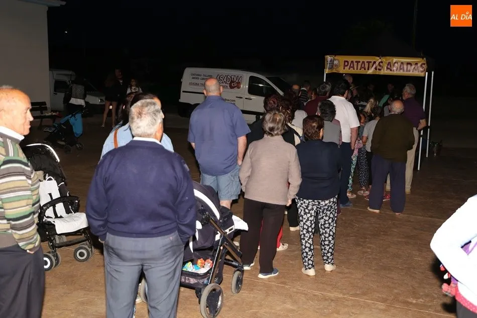 Foto 4 - Santiz disfruta de su semana cultural con una degustaci&oacute;n de patatas asadas con jam&oacute;n