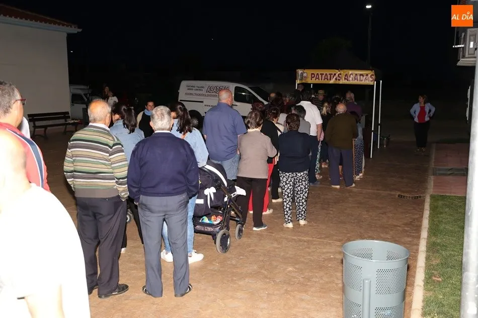Foto 2 - Santiz disfruta de su semana cultural con una degustaci&oacute;n de patatas asadas con jam&oacute;n