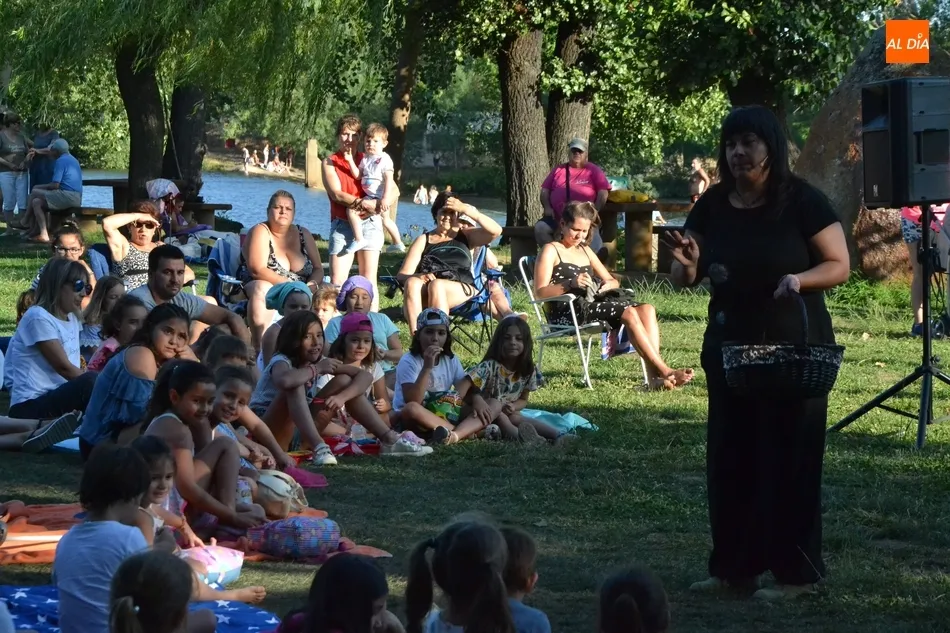 Los niños del Picón ‘meriendan’ con Gloria  