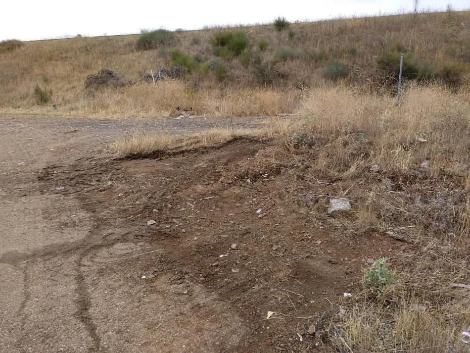 Foto 2 - El Ayuntamiento retira m&aacute;s 92.000 kilos de escombros de cunetas y caminos del extrarradio