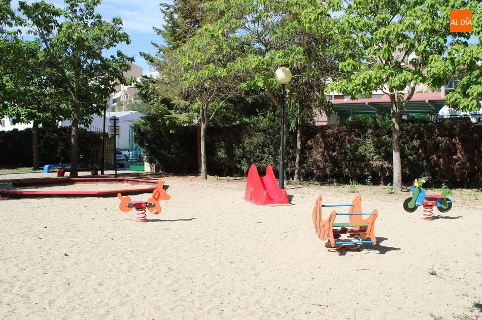 Foto 4 - El Ayuntamiento acomete mejoras en los parques infantiles