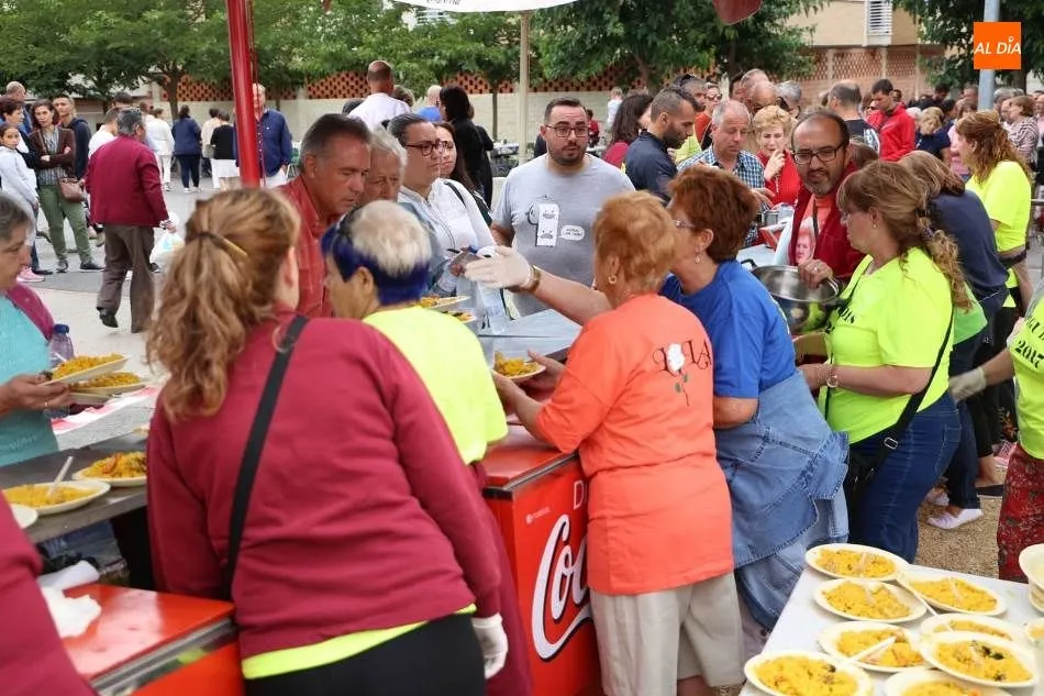 Foto 5 - &Eacute;xito de la paella popular que muestra la cara solidaria de las fiestas de Santa Marta