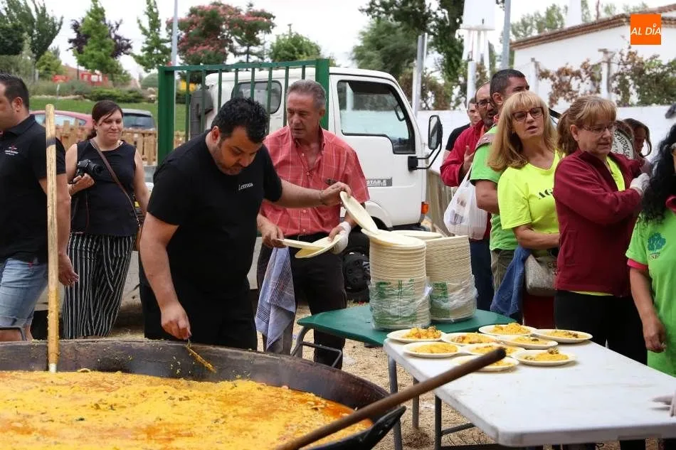 Foto 2 - &Eacute;xito de la paella popular que muestra la cara solidaria de las fiestas de Santa Marta