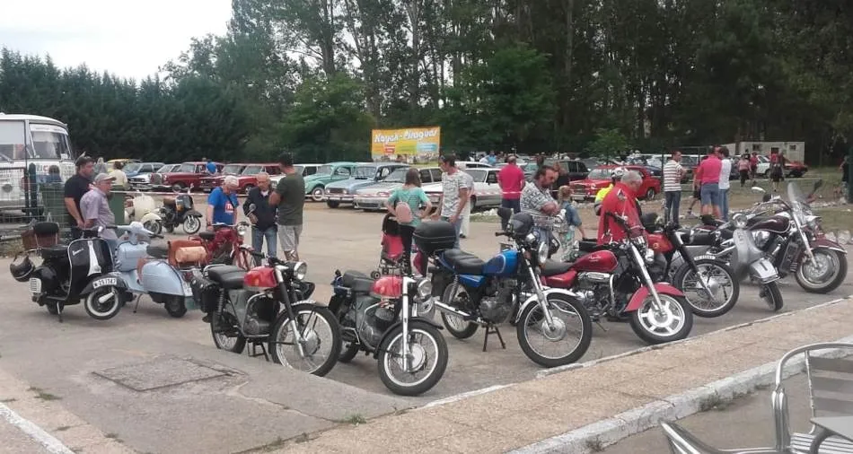 Foto 5 - Unos 75 veh&iacute;culos toman parte en la I Concentraci&oacute;n de Veh&iacute;culos Cl&aacute;sicos de Mir&oacute;briga  