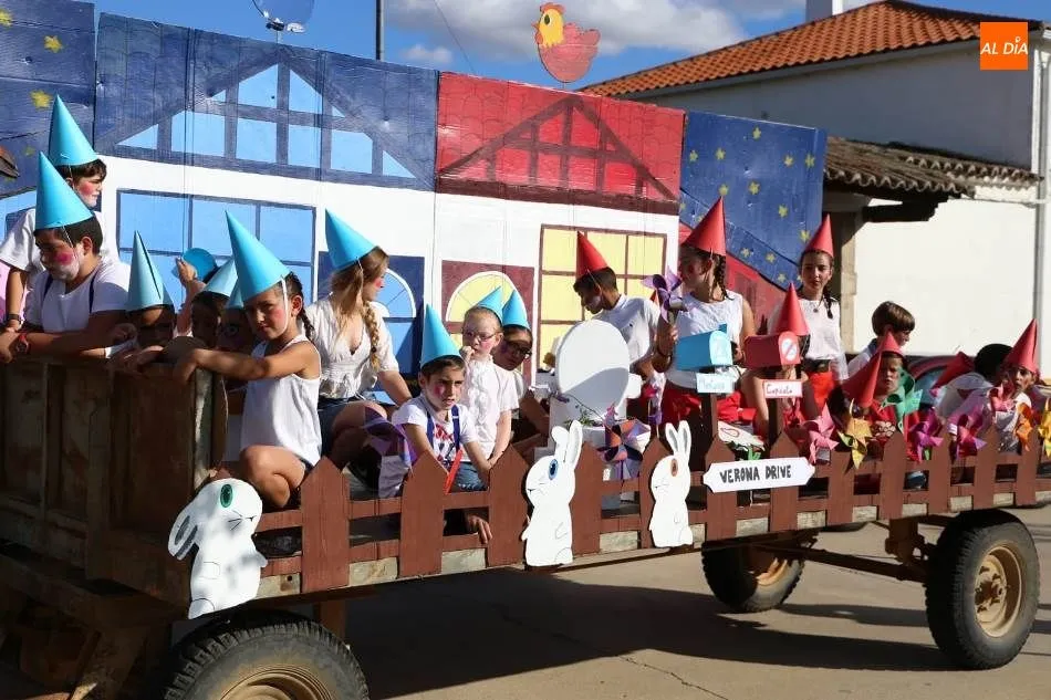 Foto 10 - El desfile y concurso de carrozas en Santiz, un derroche de creatividad y buen humor