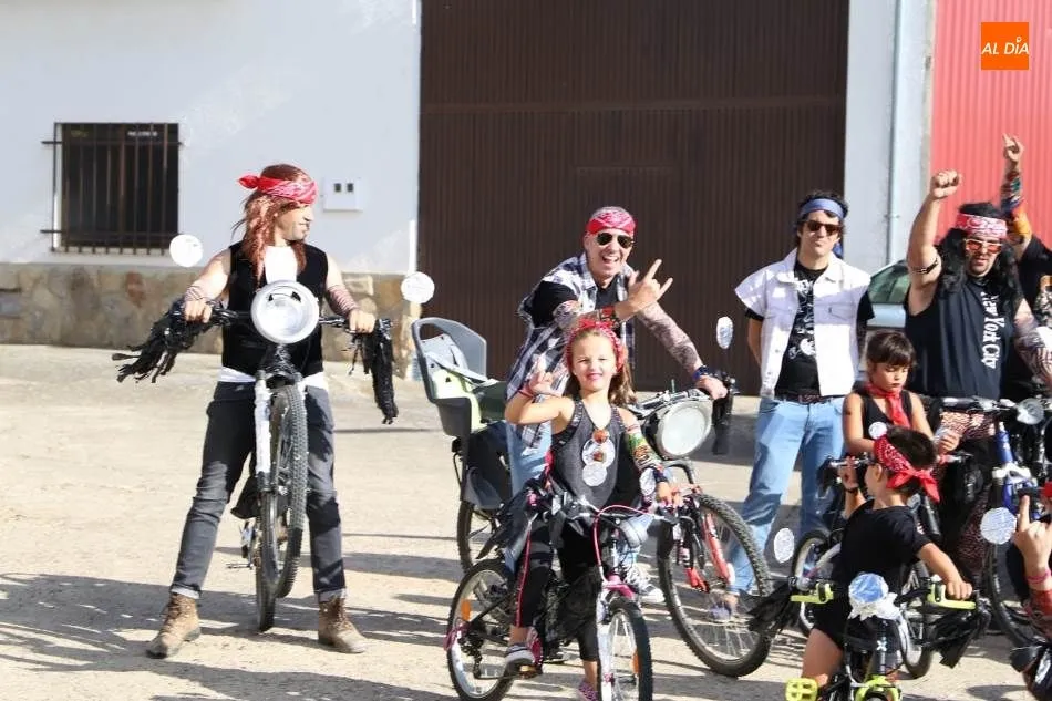 Foto 9 - El desfile y concurso de carrozas en Santiz, un derroche de creatividad y buen humor