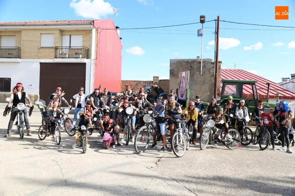 Foto 8 - El desfile y concurso de carrozas en Santiz, un derroche de creatividad y buen humor