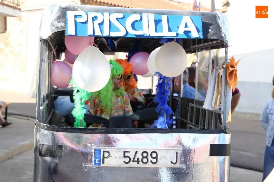 Foto 7 - El desfile y concurso de carrozas en Santiz, un derroche de creatividad y buen humor