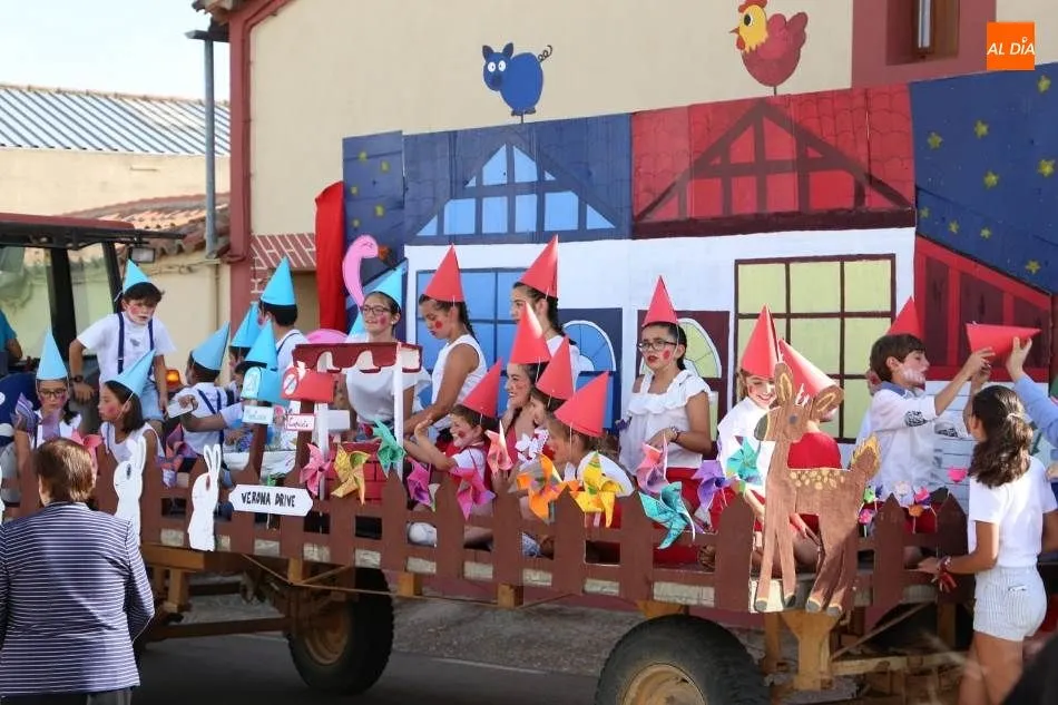 Foto 6 - El desfile y concurso de carrozas en Santiz, un derroche de creatividad y buen humor
