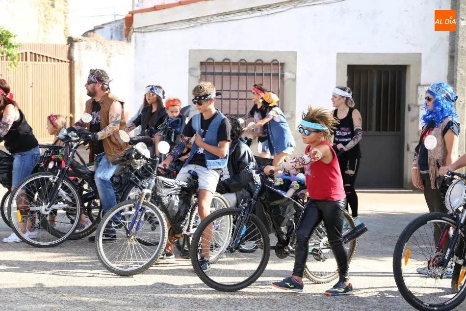 Foto 4 - El desfile y concurso de carrozas en Santiz, un derroche de creatividad y buen humor