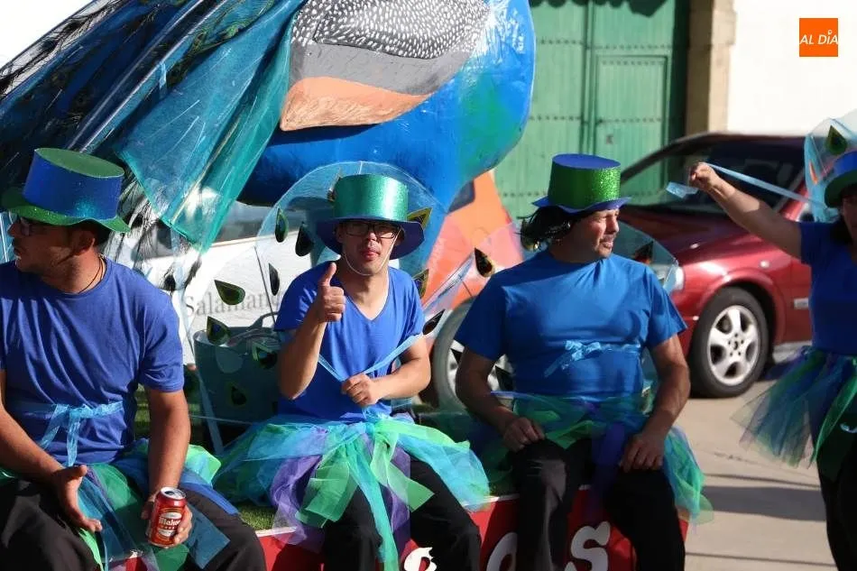 Foto 3 - El desfile y concurso de carrozas en Santiz, un derroche de creatividad y buen humor