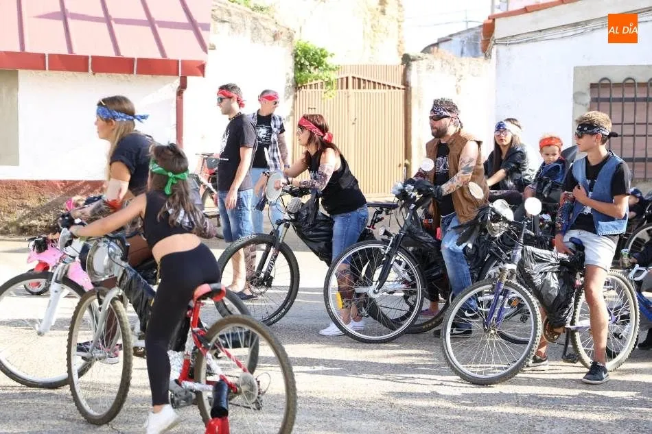 Foto 2 - El desfile y concurso de carrozas en Santiz, un derroche de creatividad y buen humor