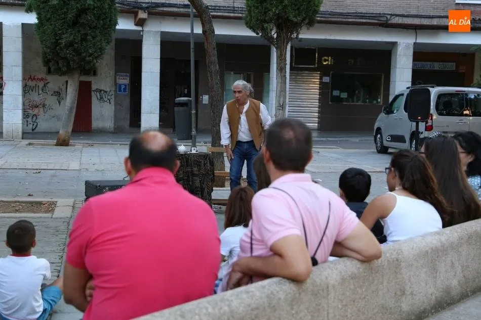 Foto 4 - Los cuentos de Josetxu encandilan al p&uacute;blico infantil en la plaza de Barcelona