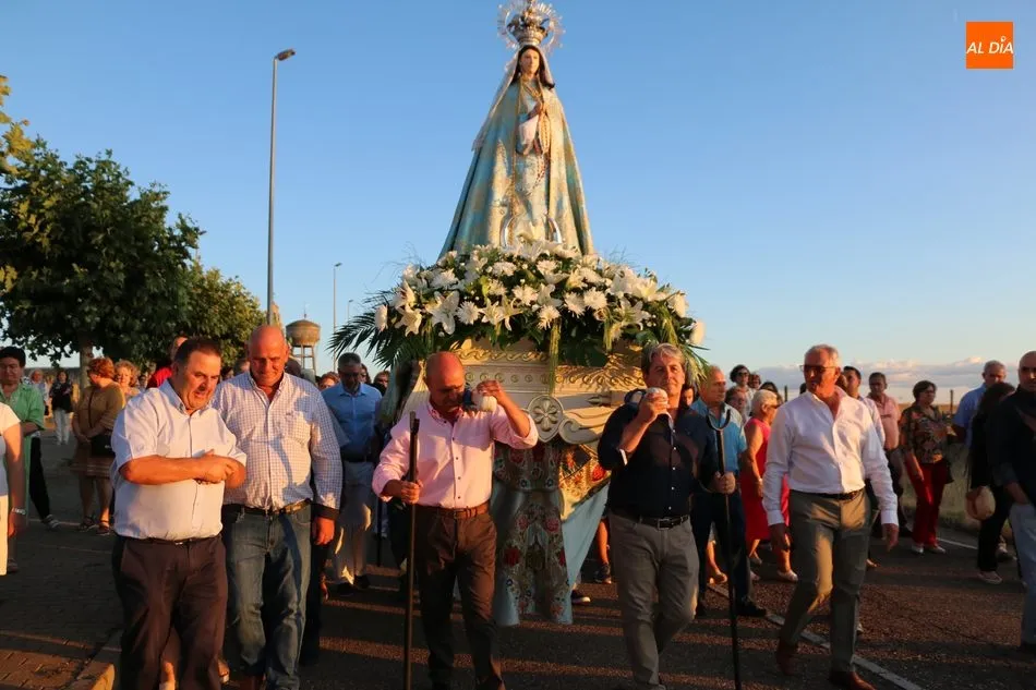 Foto 4 - Mar&iacute;a Jos&eacute; y Ricardo Medina Hern&aacute;ndez acompa&ntilde;an en Vitigudino a la Virgen del Socorro  