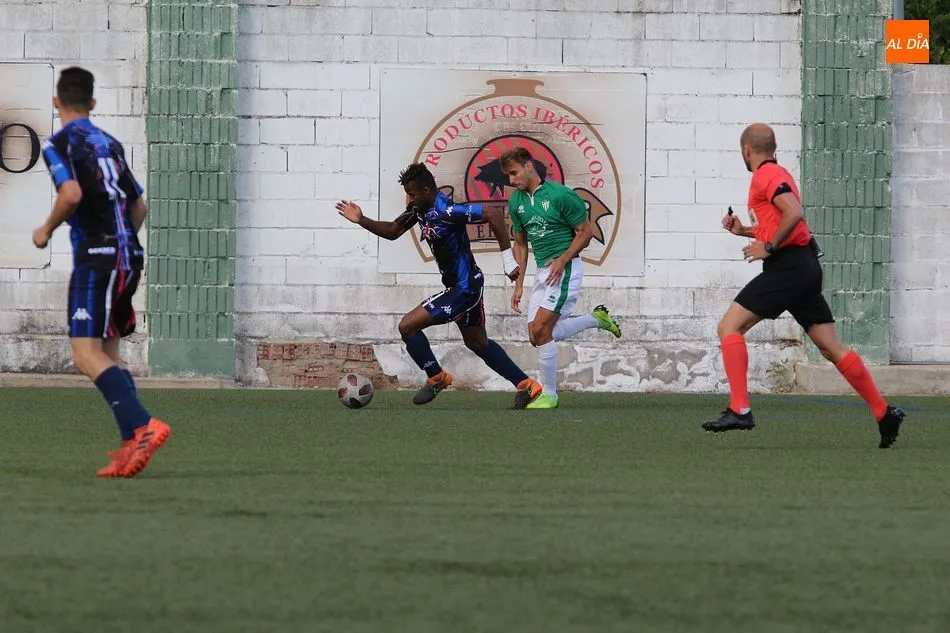 Foto 5 - El CD Guijuelo se reparte el Memorial Agust&iacute;n Villar con el Zamora (1-1)