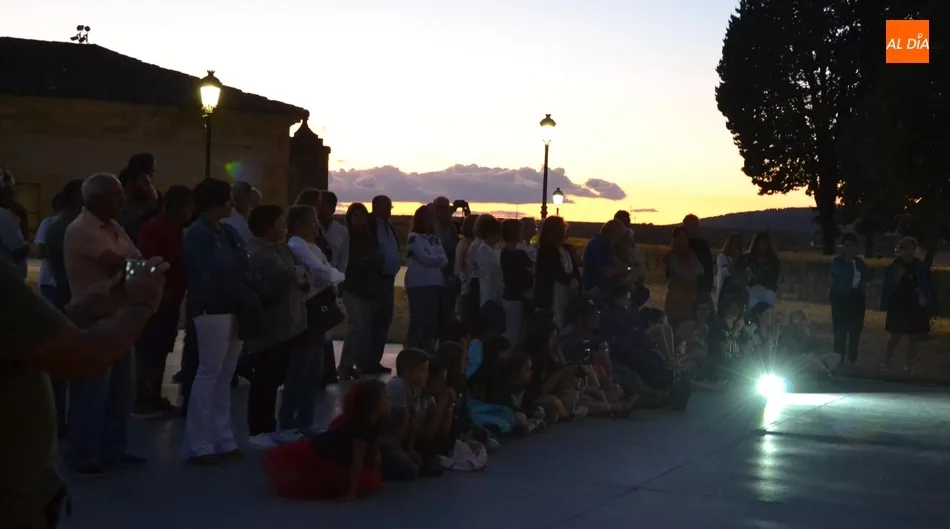 Foto 9 - Los bailes alegran el atardecer desde la pista de Bolonia  