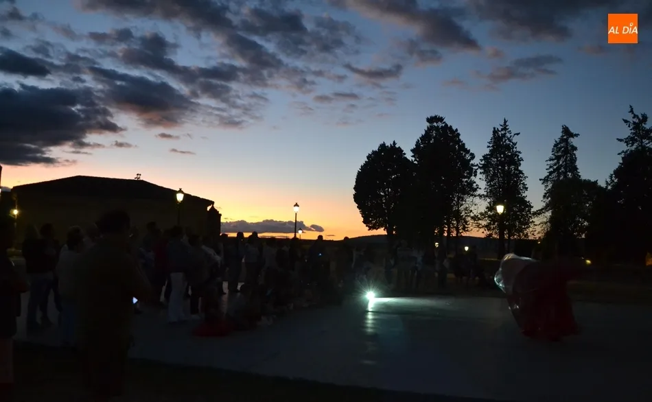 Foto 11 - Los bailes alegran el atardecer desde la pista de Bolonia  