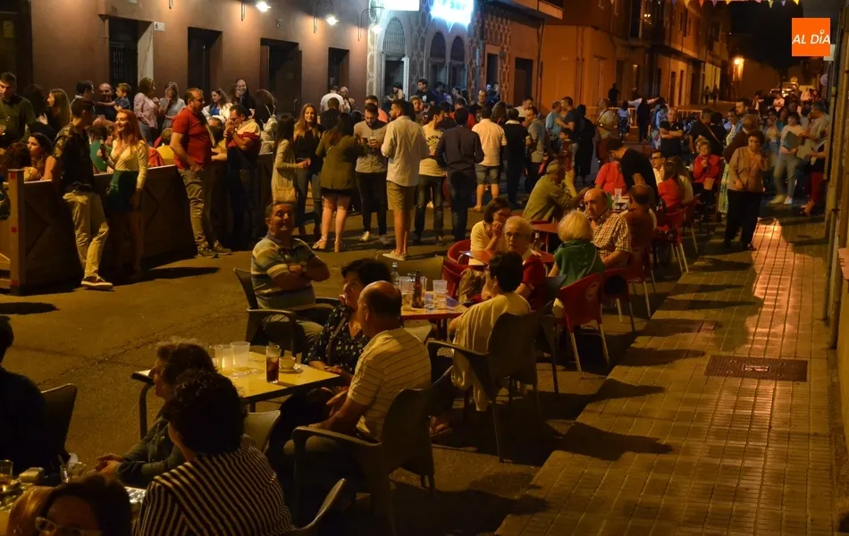 Fenomenal fiesta callejera en Santa Ana con los cabezudos y el Trío Obsession  