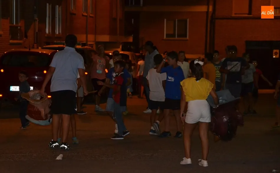 Foto 4 - Fenomenal fiesta callejera en Santa Ana con los cabezudos y el Tr&iacute;o Obsession  