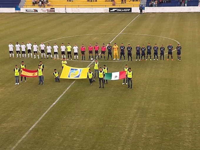 Instantes previos al pitido inicial / Octavio Mora