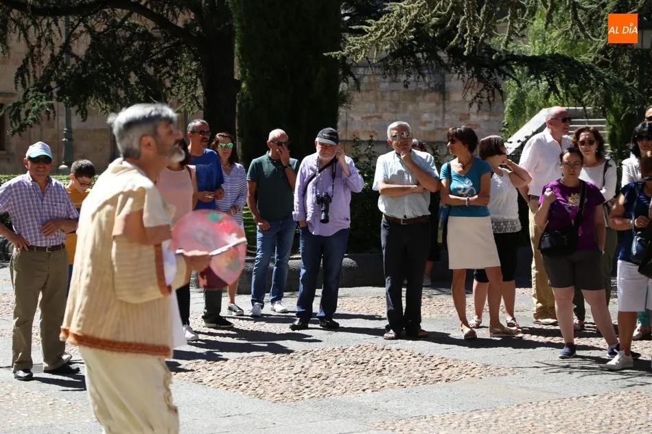 Foto 2 - &lsquo;Salamanca, tu tiempo es de piedra y oro&rsquo; vuelve a reunir a un gran n&uacute;mero de curiosos