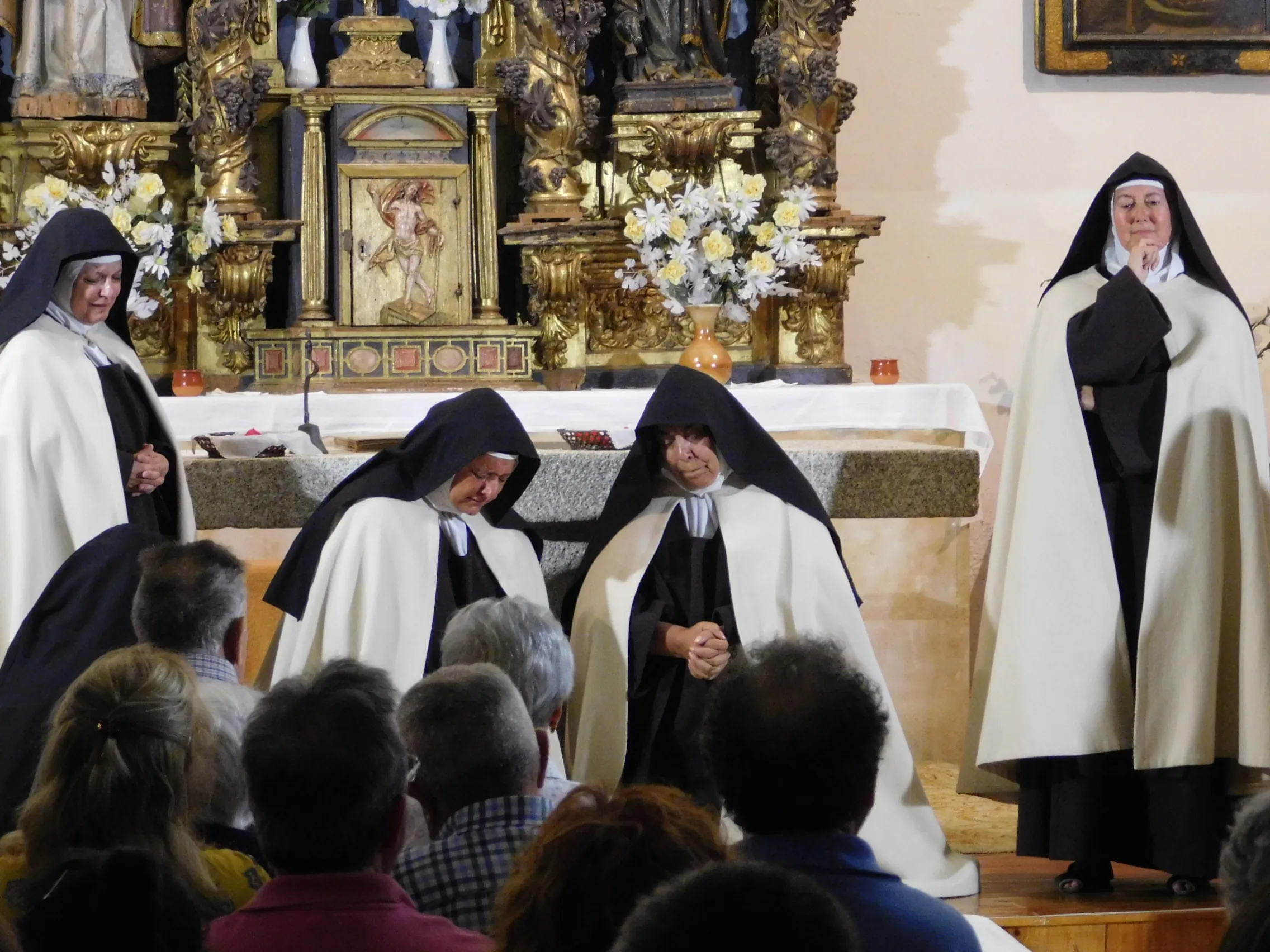 El grupo de teatro Lazarillo de Tormes representa ‘Teresa, jardinera de luz’ en Parada de Arriba