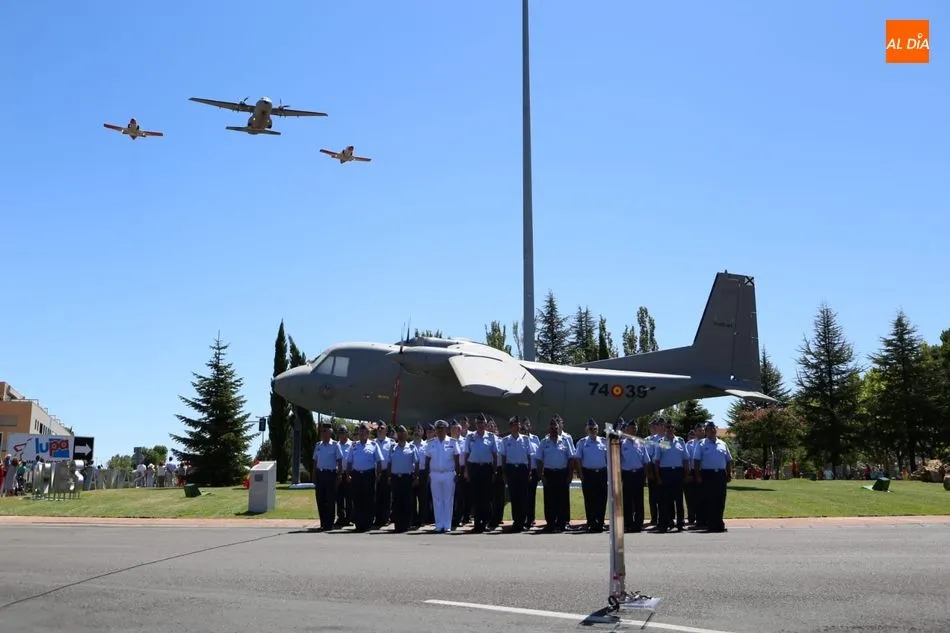 Un grupo de aviones pasan por la rotonda / Víctor Sánchez