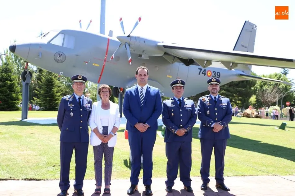 Foto 10 - Inaugurada la rotonda de la base a&eacute;rea de Matac&aacute;n con un avi&oacute;n cedido por el Ej&eacute;rcito del Aire
