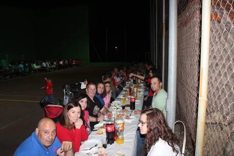 Foto 2 - Una excelente cena pone el broche a los actos del Torito Perdig&oacute;n en Valderrodrigo  