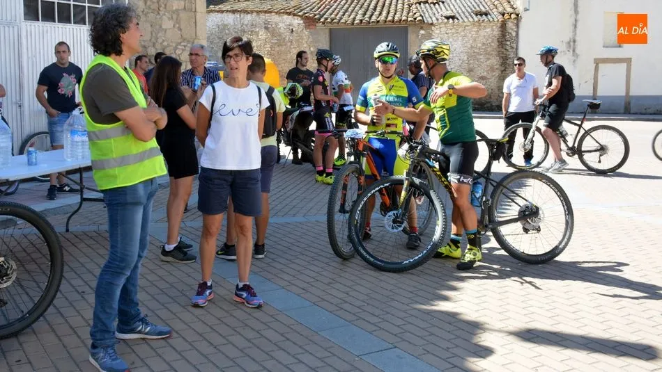 Foto 2 - Aficionados a la bici de todas las edades superan la marcha cicloturista Lumbrales