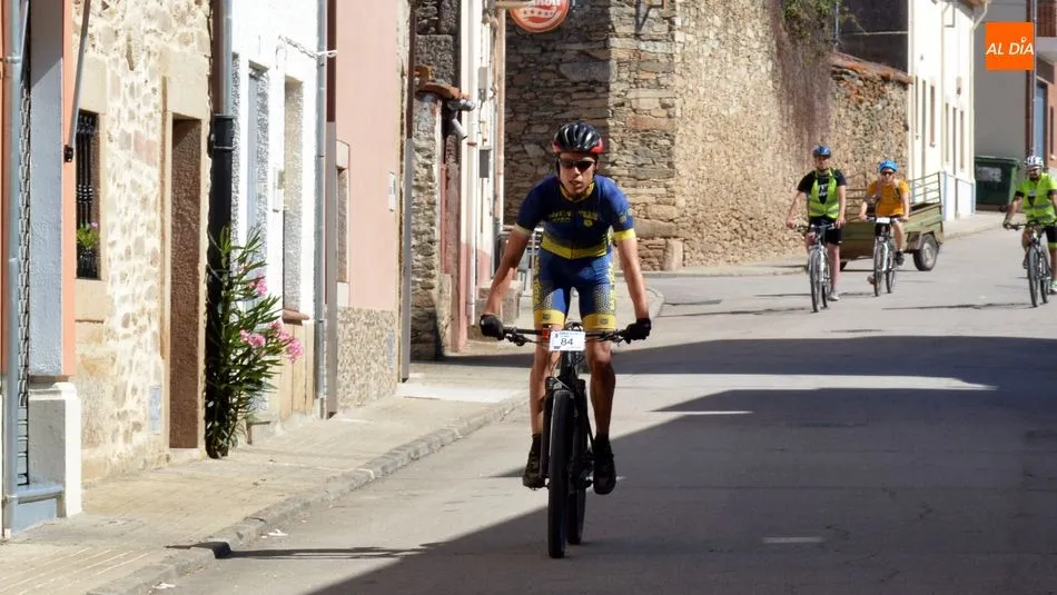 Foto 10 - Aficionados a la bici de todas las edades superan la marcha cicloturista Lumbrales