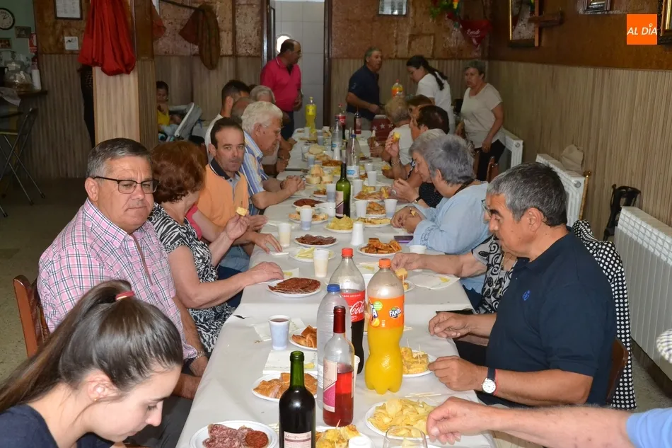 Foto 7 - La solemne misa y el vino espa&ntilde;ol cierran las fiestas de Santa Ana  