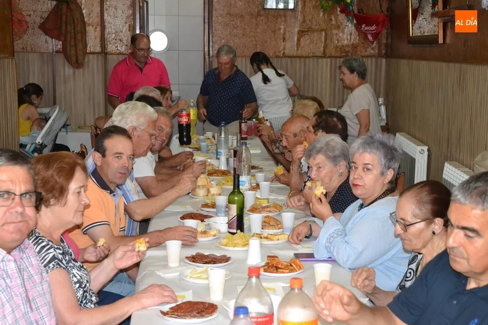 Foto 8 - La solemne misa y el vino espa&ntilde;ol cierran las fiestas de Santa Ana  